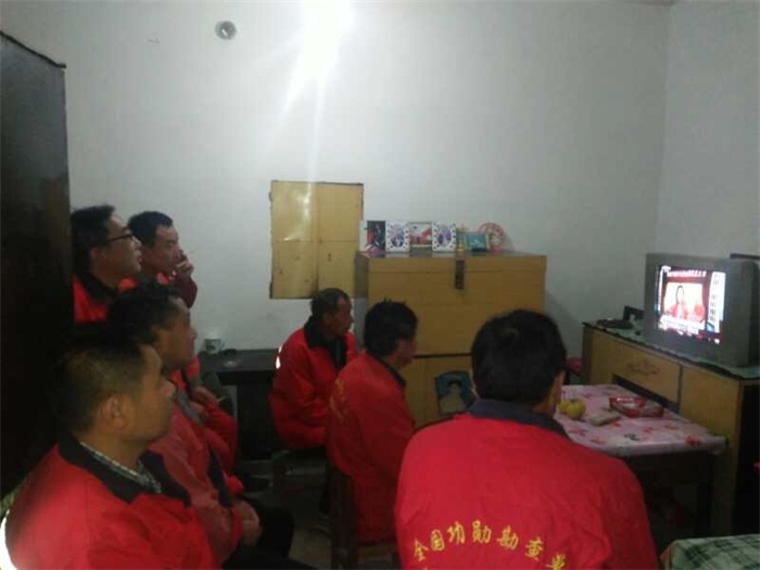 第三工程处6303钻机在职工宿舍观看十九大开幕盛况.jpg