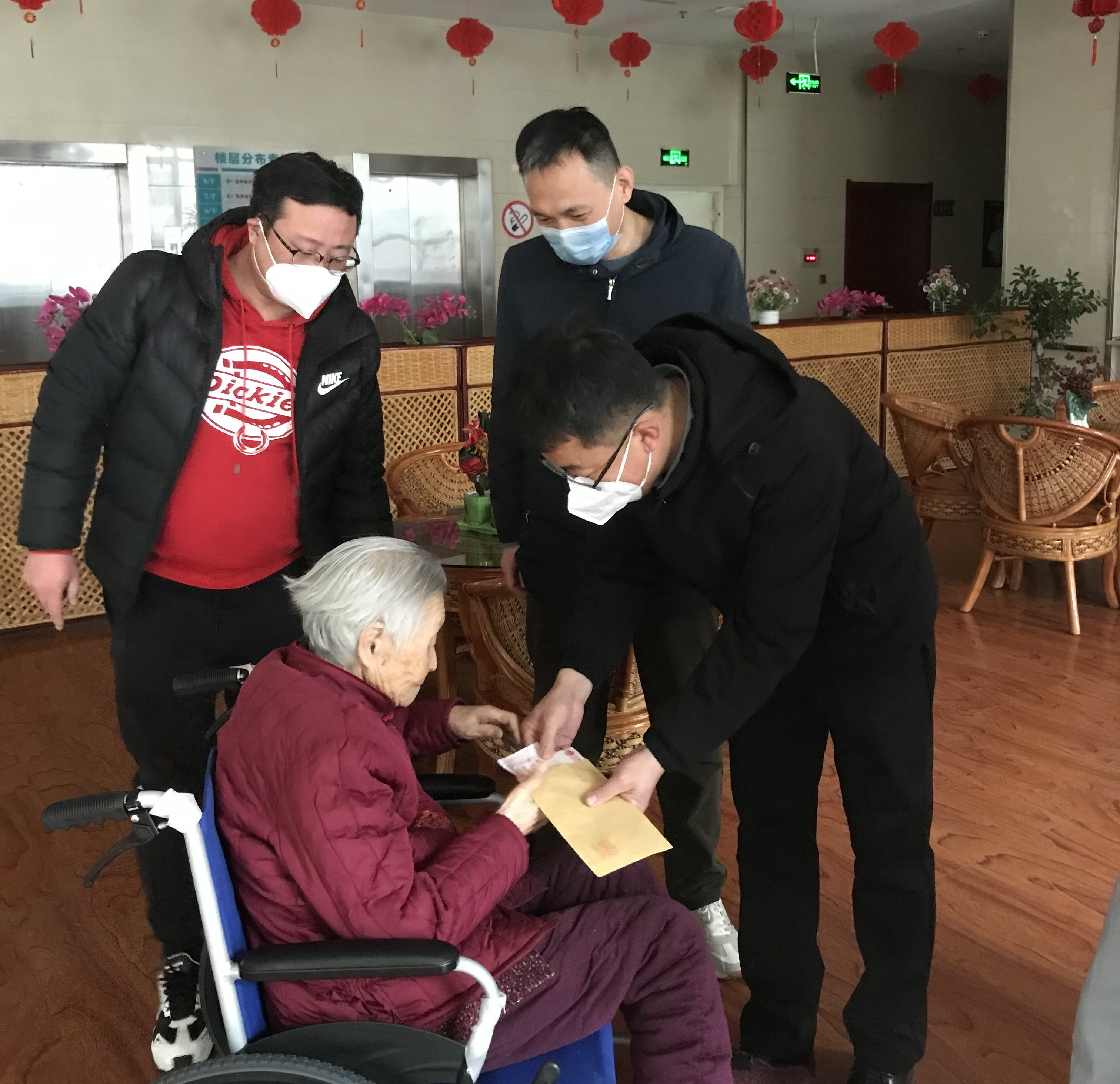 公司领导慰问生活困难党员3.jpg
