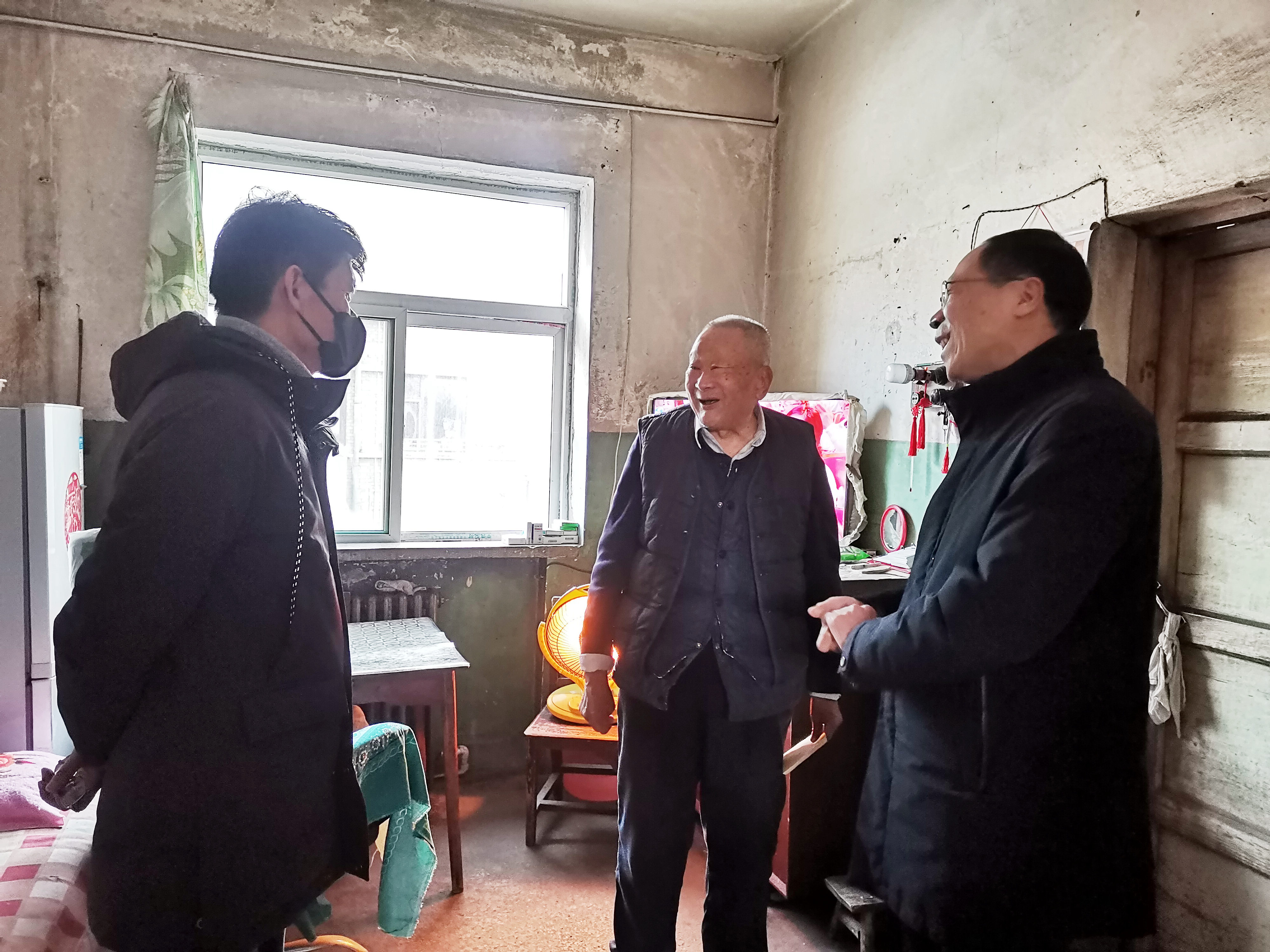 公司领导慰问生活困难党员1.jpg