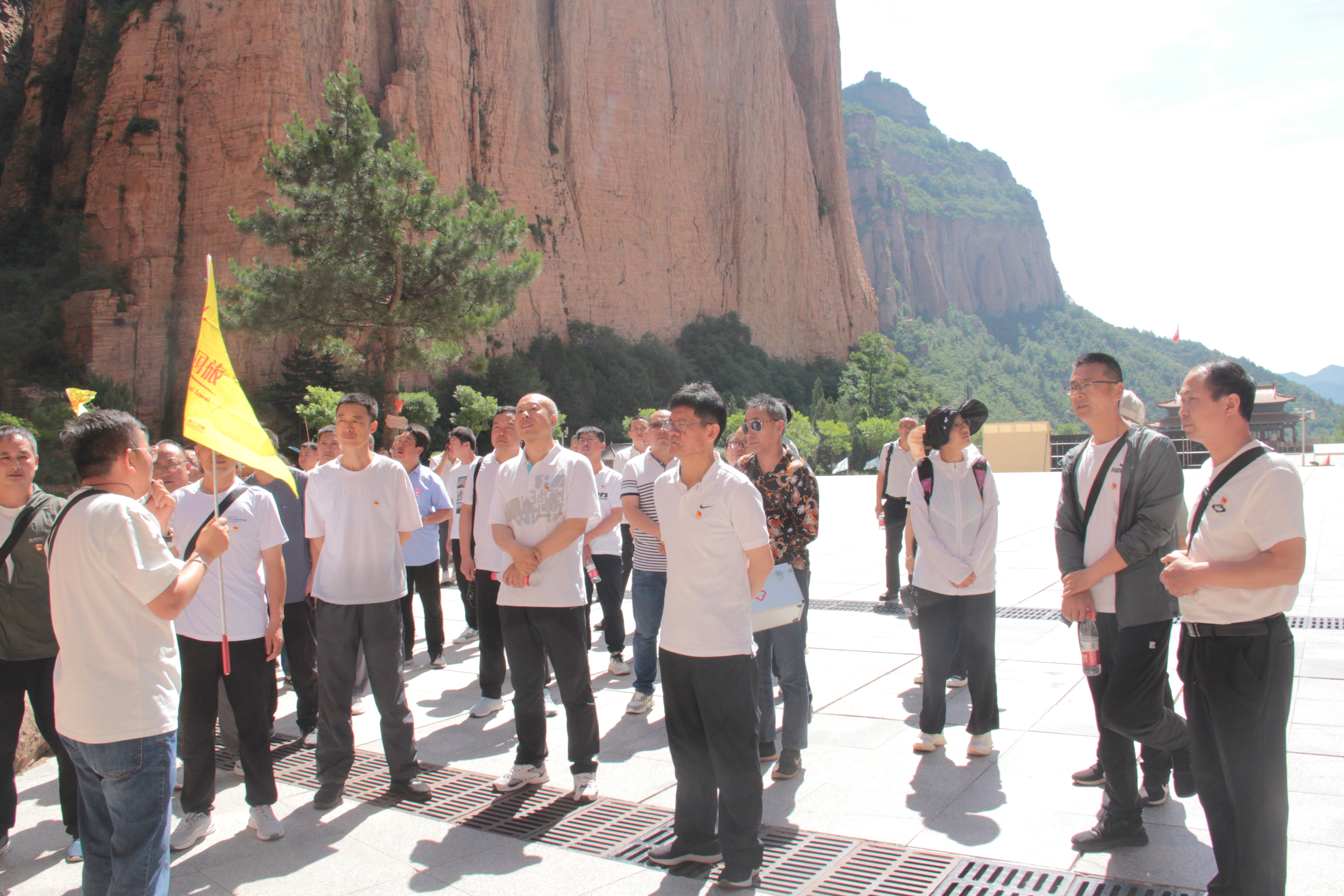 公司在职党员赴黄崖洞开展主题党日活动 (4).jpg