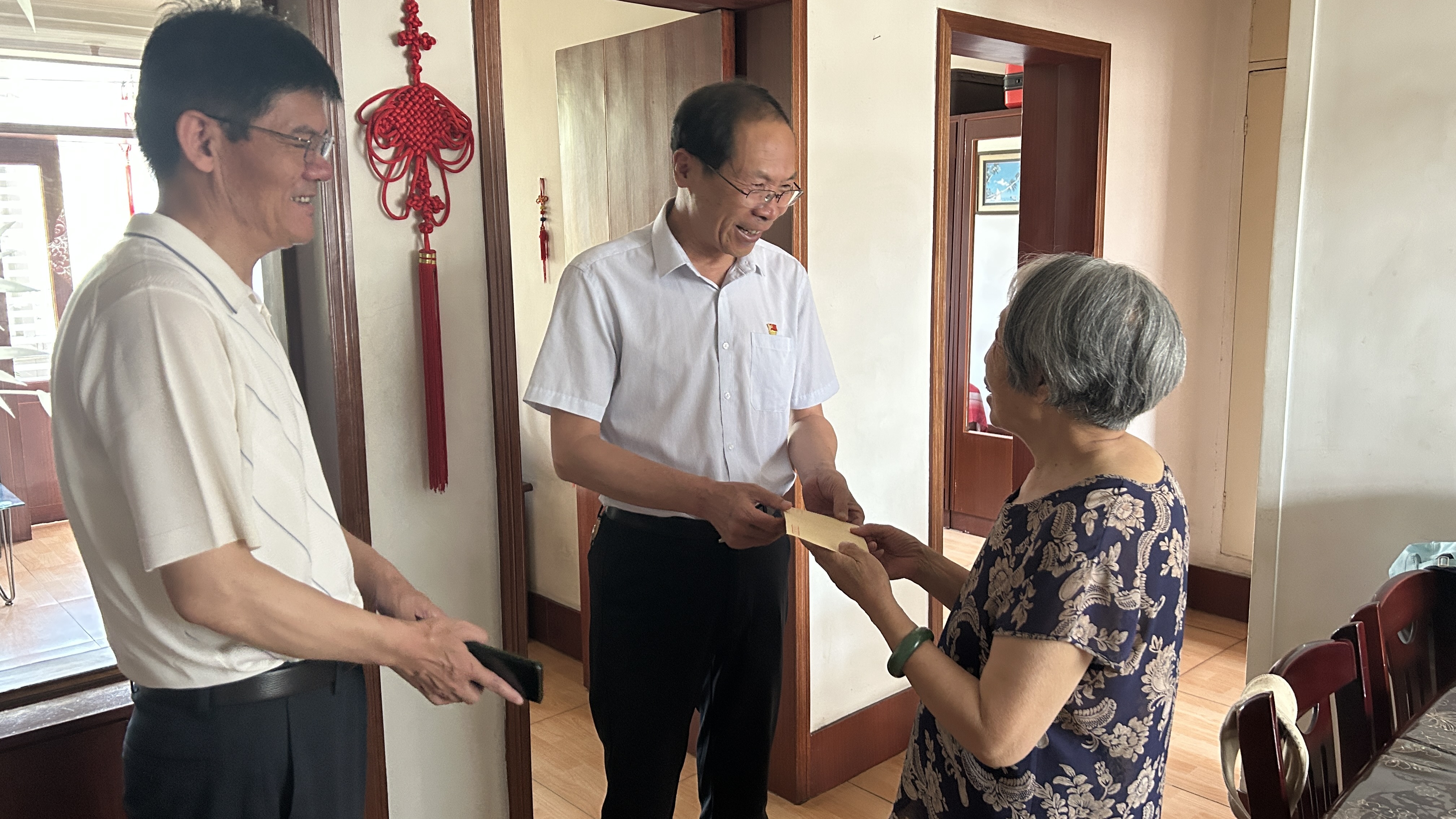 七一慰问老党员 (1).jpg