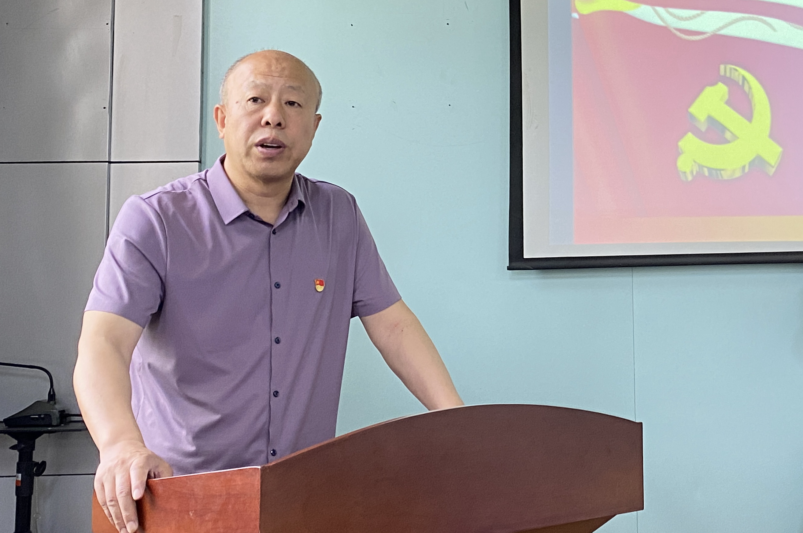党委专职副书记靳革讲话.jpg